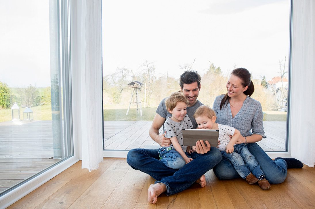 Familie im neuen Haus